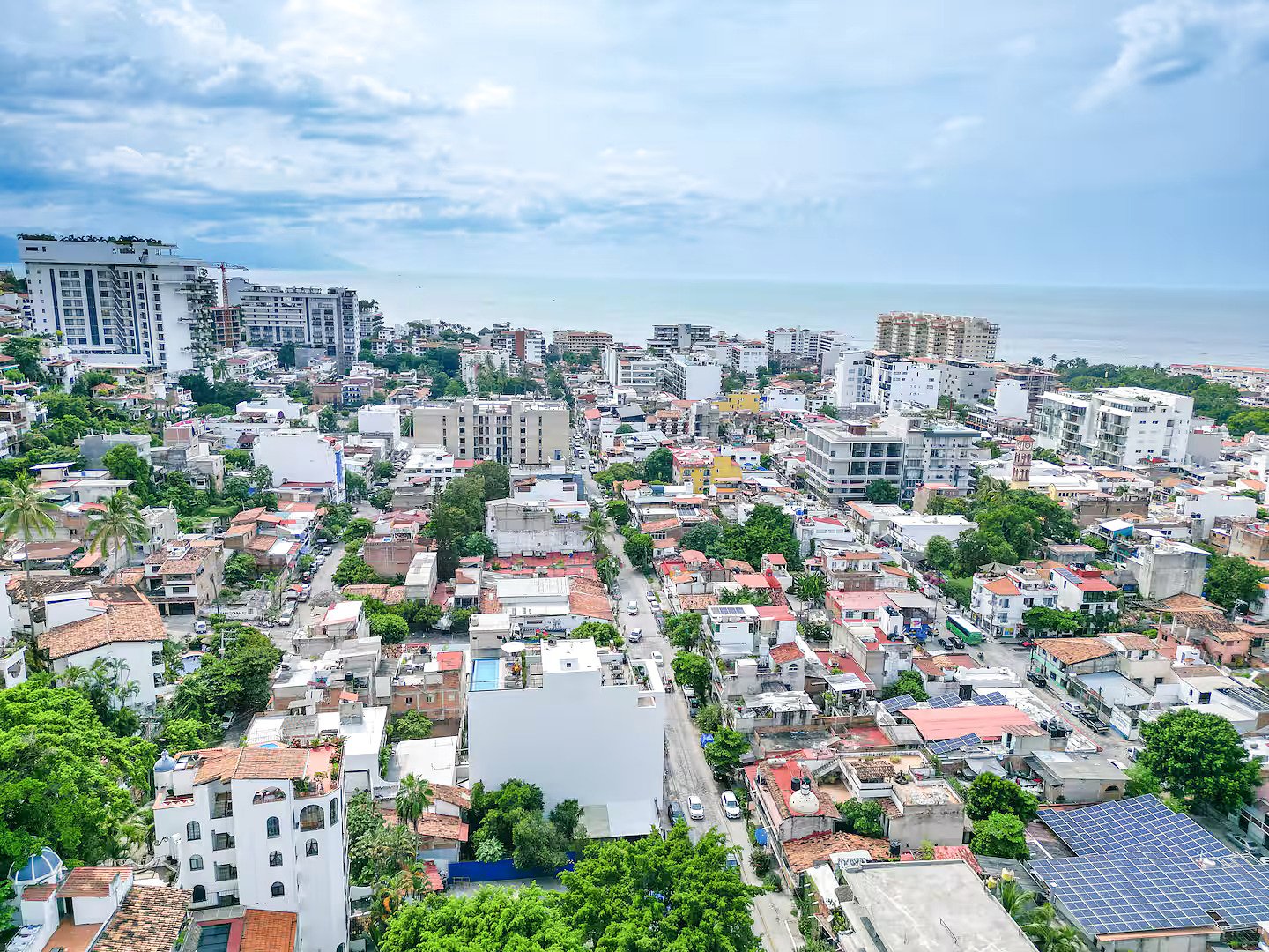 Vista panorámica de Puerto Vallarta desde la propiedad, con una amplia perspectiva de la ciudad, las montañas y el entorno urbano.