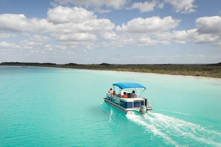 Vista aérea de la Laguna de los 7 Colores en Bacalar