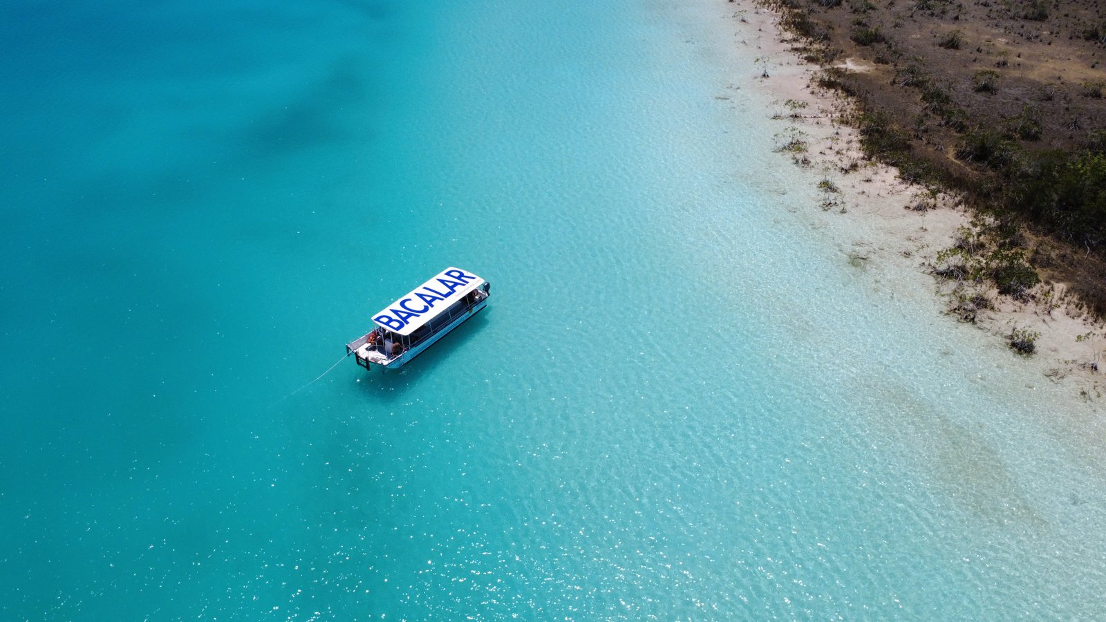 Grupo disfrutando un barco privado en la laguna de Bacalar