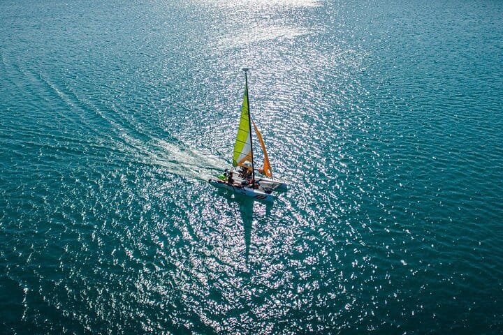 Catamarán navegando sobre la Laguna de Bacalar