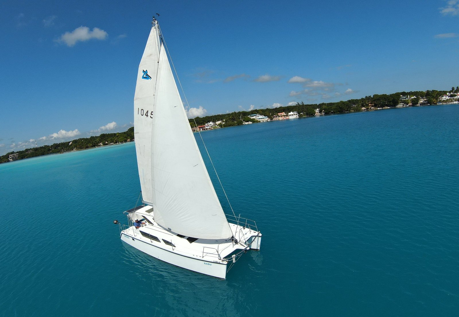 Vista de los siete tonos de azul de la laguna desde un catamarán