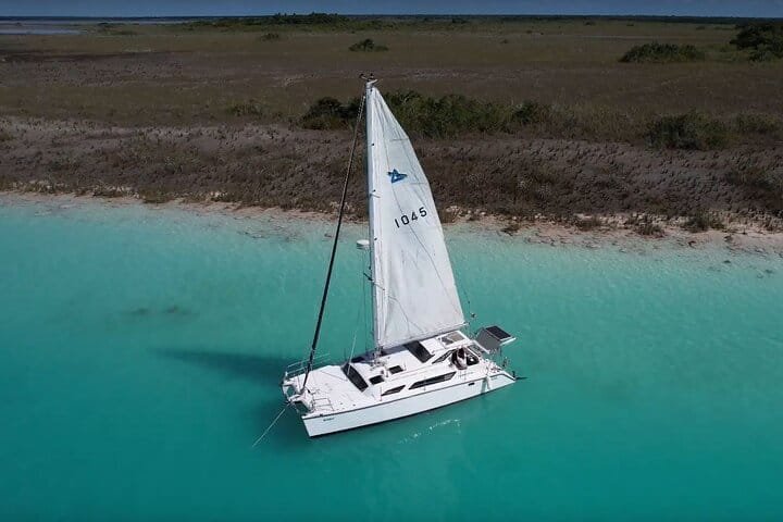 Catamarán privado navegando en Bacalar al atardecer