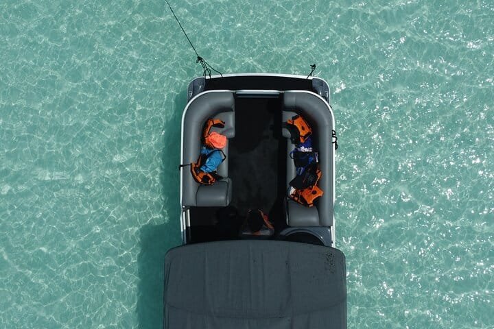 Pontón navegando por la laguna de Bacalar