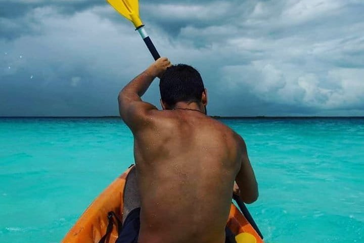 Kayak sobre las aguas cristalinas de Bacalar