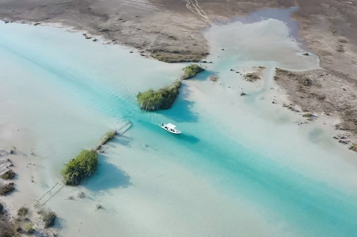 Cenote cristalino cerca de la laguna de Bacalar