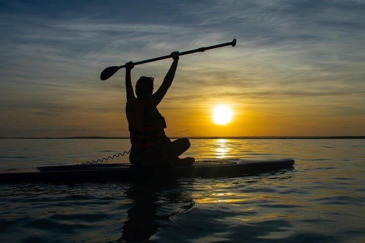 Paddleboard privado al amanecer en aguas tranquilas