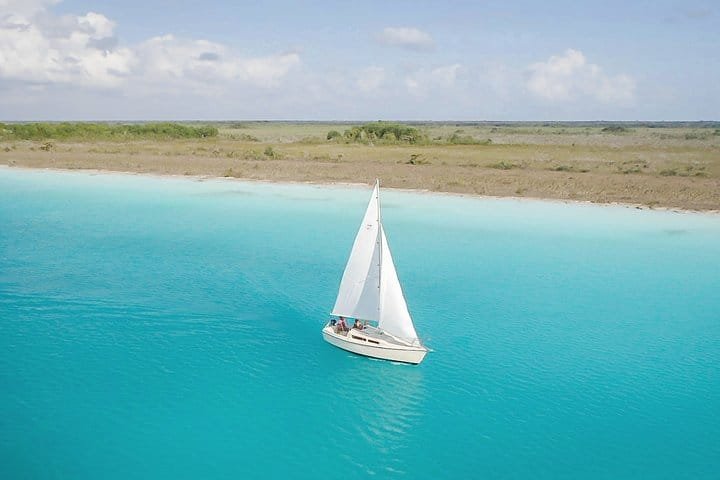 Velero navegando la Laguna de los 7 Colores
