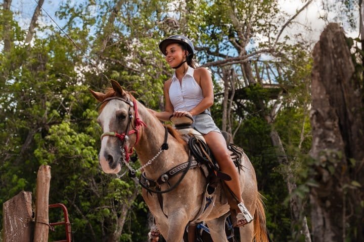 Cabalgata y tirolesa en la selva maya
