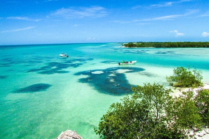 Muelle de madera sobre el mar turquesa de Holbox