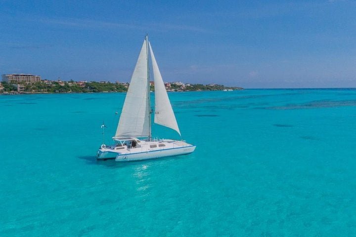 Catamarán navegando hacia Isla Mujeres