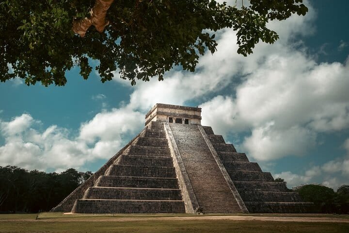 Escalinatas de piedra en zona arqueológica maya
