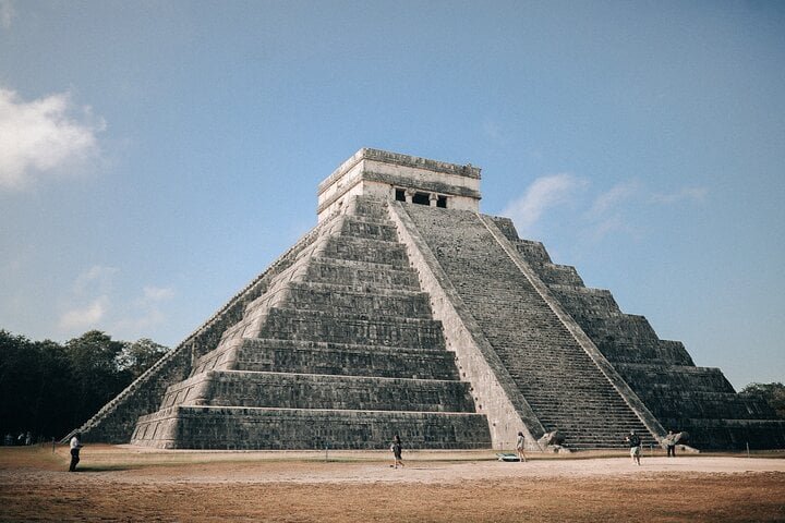 Amanecer sobre la pirámide de Chichén Itzá